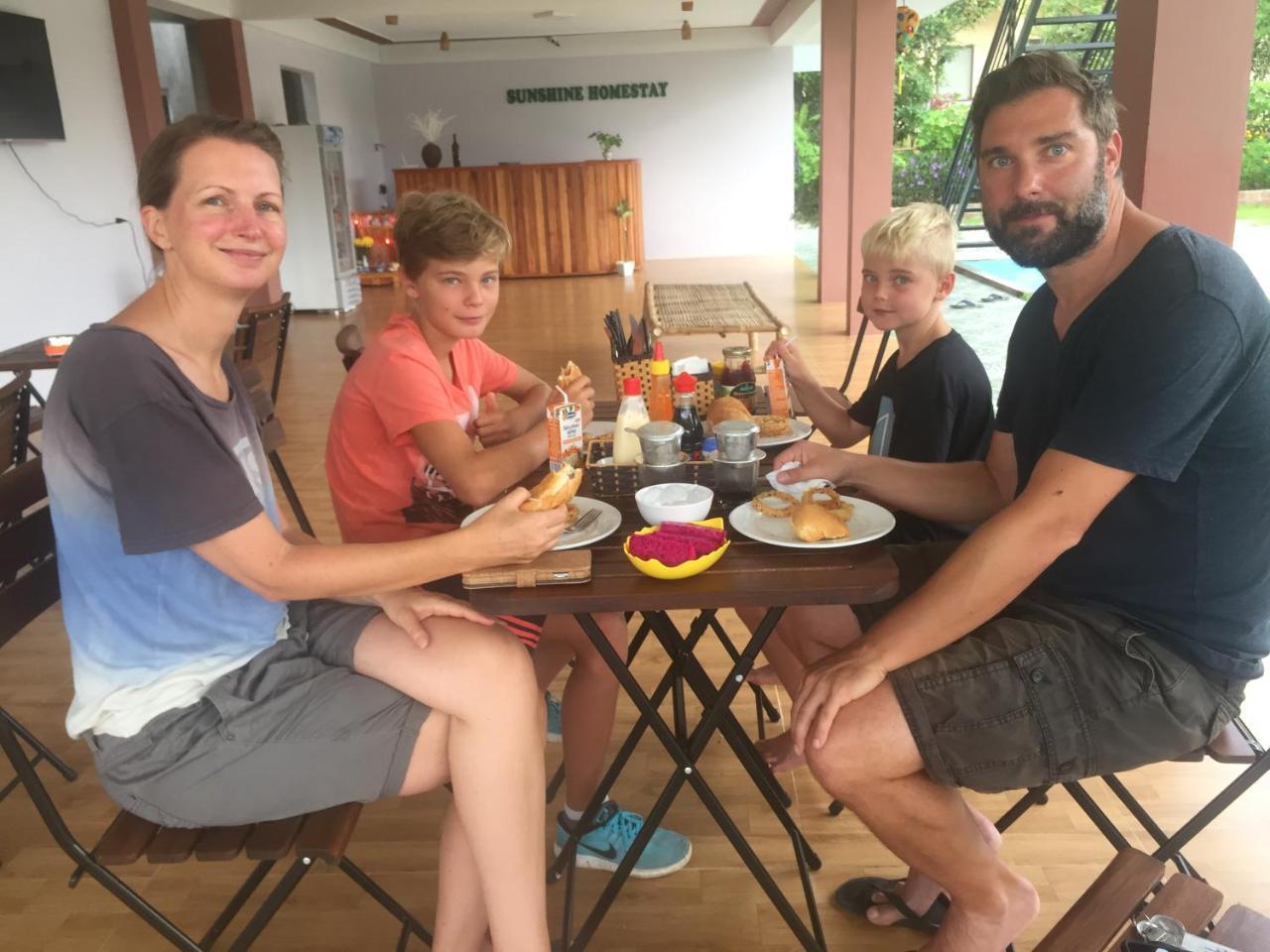 Sunshine Homestay Фонг Нха Екстериор снимка